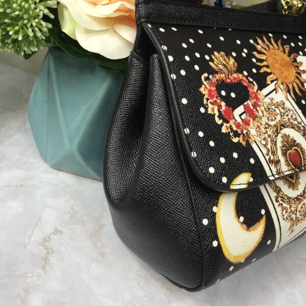 Dolce & Gabban Leather Print. Can be carried by strap or as a bag. Every time it is presented, there are always endless surprises of luxury.-25cm