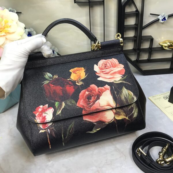 Dolce & Gabban Leather Print. Can be carried by strap or as a bag. Every time it is presented, there are always endless surprises of luxury.-25cm