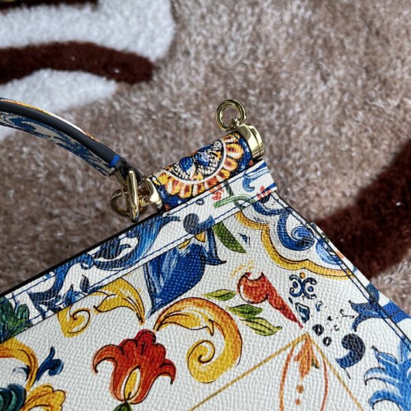 Dolce & Gabban Leather Print. Can be carried by strap or as a bag. Every time it is presented, there are always endless surprises of luxury.-25cm