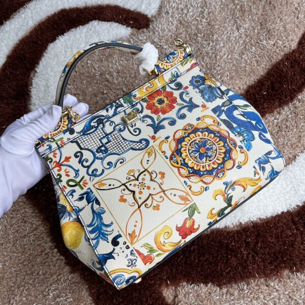 Dolce & Gabban Leather Print. Can be carried by strap or as a bag. Every time it is presented, there are always endless surprises of luxury.-25cm