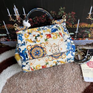 Dolce & Gabban Leather Print. Can be carried by strap or as a bag. Every time it is presented, there are always endless surprises of luxury.-25cm