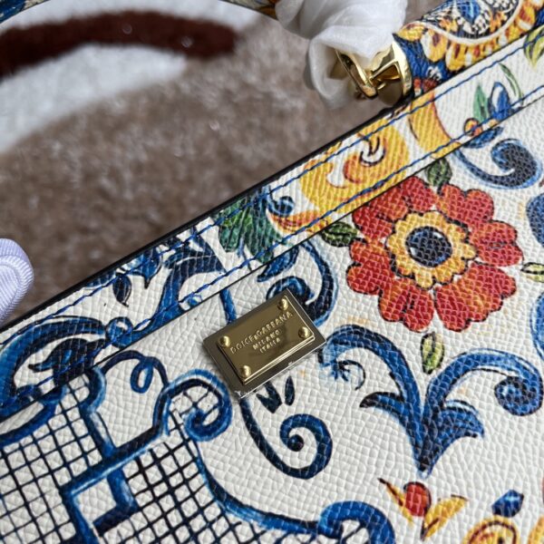 Dolce & Gabban Leather Print. Can be carried by strap or as a bag. Every time it is presented, there are always endless surprises of luxury.-25cm