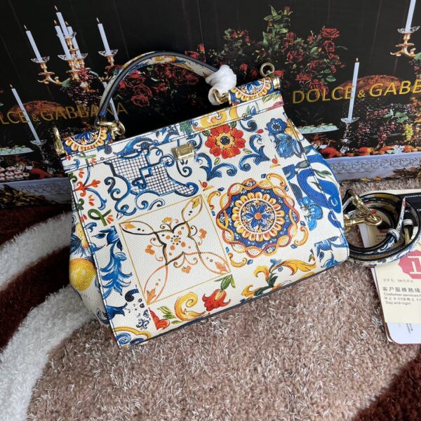 Dolce & Gabban Leather Print. Can be carried by strap or as a bag. Every time it is presented, there are always endless surprises of luxury.-25cm