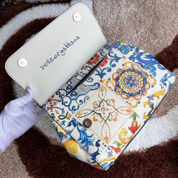 Dolce & Gabban Leather Print. Can be carried by strap or as a bag. Every time it is presented, there are always endless surprises of luxury.-25cm