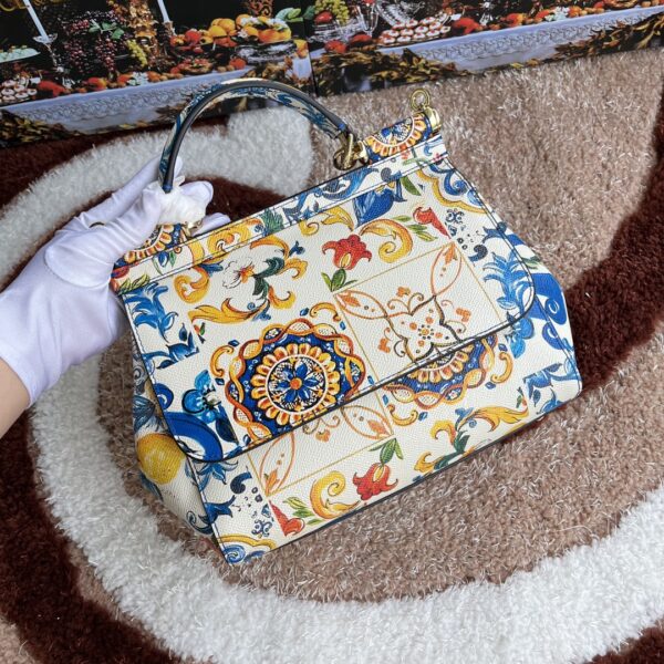 Dolce & Gabban Leather Print. Can be carried by strap or as a bag. Every time it is presented, there are always endless surprises of luxury.-25cm