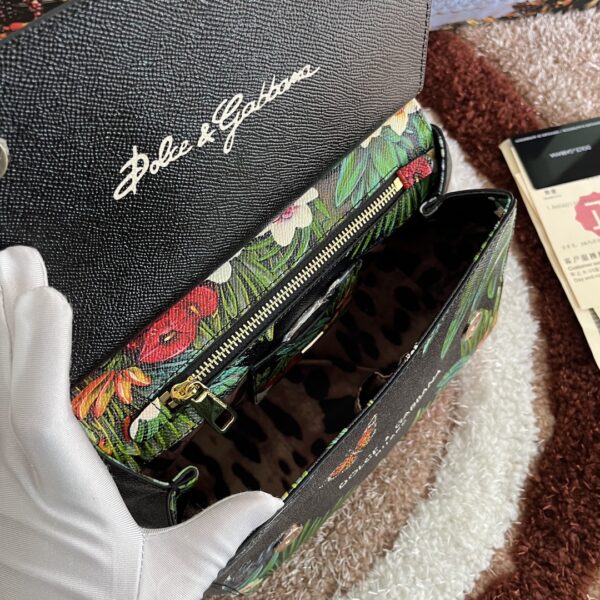 Dolce & Gabban Leather Print. Can be carried by strap or as a bag. Every time it is presented, there are always endless surprises of luxury.-25cm
