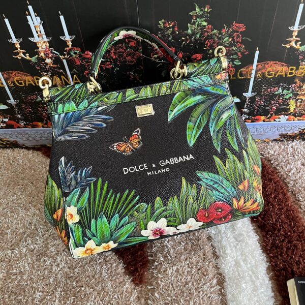 Dolce & Gabban Leather Print. Can be carried by strap or as a bag. Every time it is presented, there are always endless surprises of luxury.-25cm