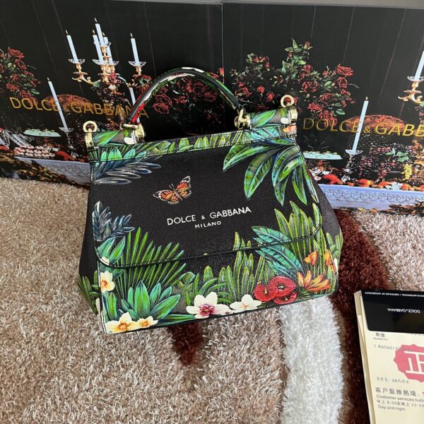 Dolce & Gabban Leather Print. Can be carried by strap or as a bag. Every time it is presented, there are always endless surprises of luxury.-25cm