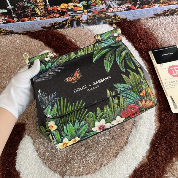 Dolce & Gabban Leather Print. Can be carried by strap or as a bag. Every time it is presented, there are always endless surprises of luxury.-25cm