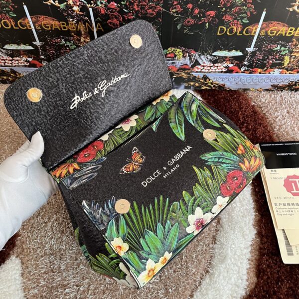 Dolce & Gabban Leather Print. Can be carried by strap or as a bag. Every time it is presented, there are always endless surprises of luxury.-25cm