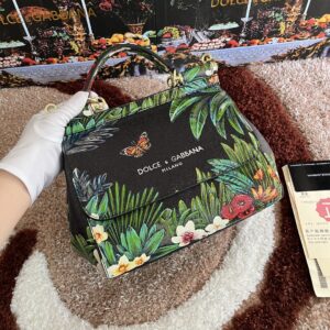 Dolce & Gabban Leather Print. Can be carried by strap or as a bag. Every time it is presented, there are always endless surprises of luxury.-25cm