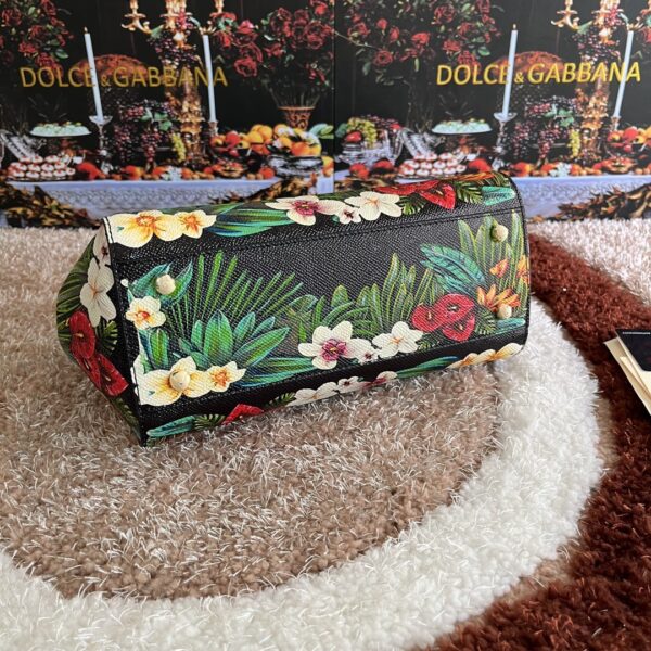 Dolce & Gabban Leather Print. Can be carried by strap or as a bag. Every time it is presented, there are always endless surprises of luxury.-25cm