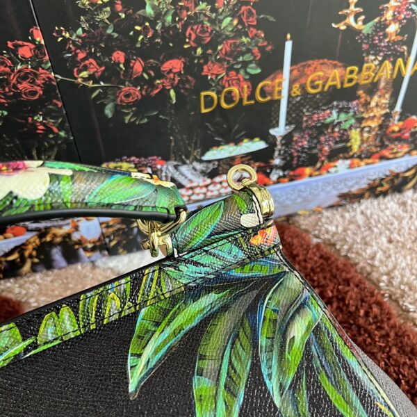 Dolce & Gabban Leather Print. Can be carried by strap or as a bag. Every time it is presented, there are always endless surprises of luxury.-25cm