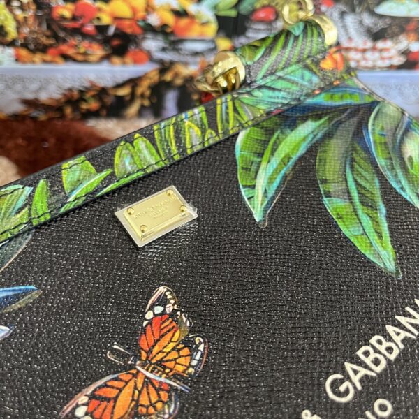 Dolce & Gabban Leather Print. Can be carried by strap or as a bag. Every time it is presented, there are always endless surprises of luxury.-25cm