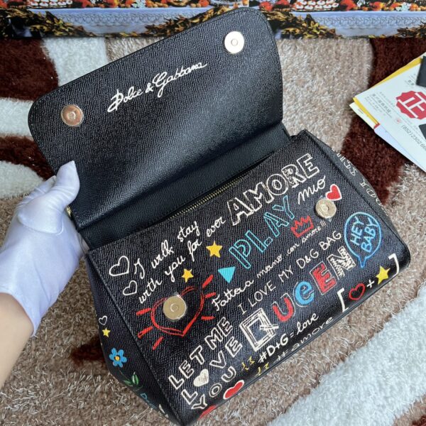 Dolce & Gabban Leather Print. Can be carried by strap or as a bag. Every time it is presented, there are always endless surprises of luxury.-25cm