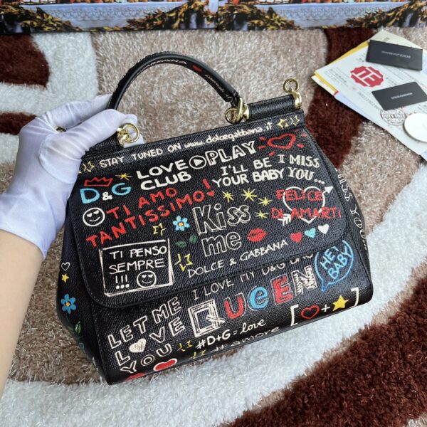 Dolce & Gabban Leather Print. Can be carried by strap or as a bag. Every time it is presented, there are always endless surprises of luxury.-25cm