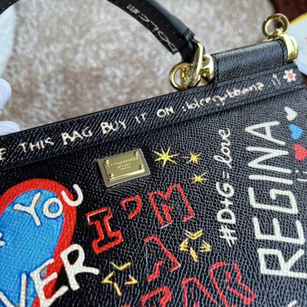 Dolce & Gabban Leather Print. Can be carried by strap or as a bag. Every time it is presented, there are always endless surprises of luxury.-25cm