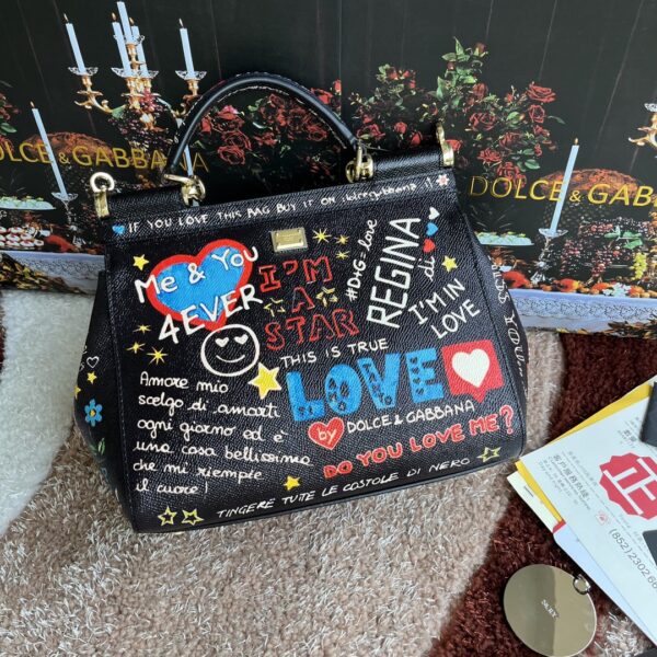 Dolce & Gabban Leather Print. Can be carried by strap or as a bag. Every time it is presented, there are always endless surprises of luxury.-25cm