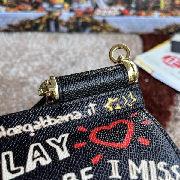 Dolce & Gabban Leather Print. Can be carried by strap or as a bag. Every time it is presented, there are always endless surprises of luxury.-25cm