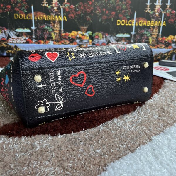 Dolce & Gabban Leather Print. Can be carried by strap or as a bag. Every time it is presented, there are always endless surprises of luxury.-25cm