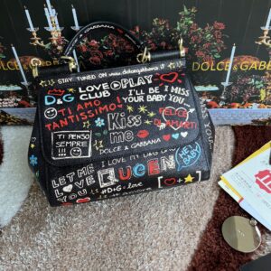 Dolce & Gabban Leather Print. Can be carried by strap or as a bag. Every time it is presented, there are always endless surprises of luxury.-25cm