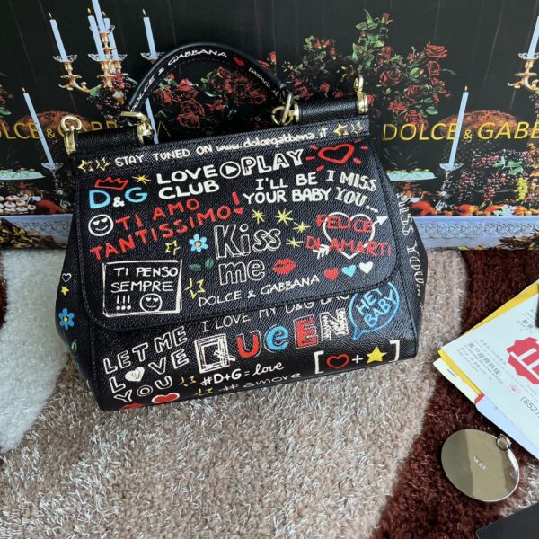 Dolce & Gabban Leather Print. Can be carried by strap or as a bag. Every time it is presented, there are always endless surprises of luxury.-25cm