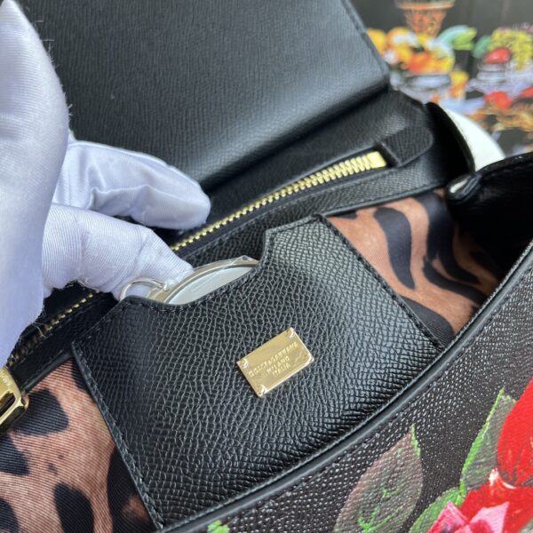 Dolce & Gabban Leather Print. Can be carried by strap or as a bag. Every time it is presented, there are always endless surprises of luxury.-25cm