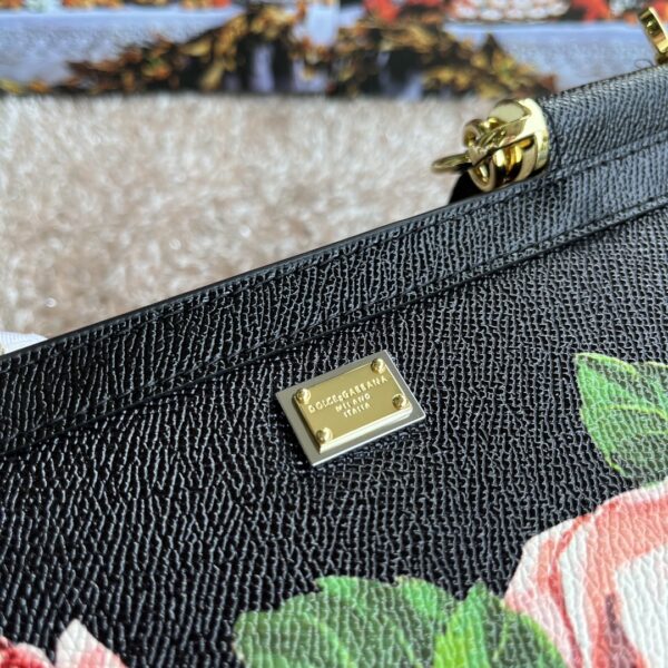 Dolce & Gabban Leather Print. Can be carried by strap or as a bag. Every time it is presented, there are always endless surprises of luxury.-25cm