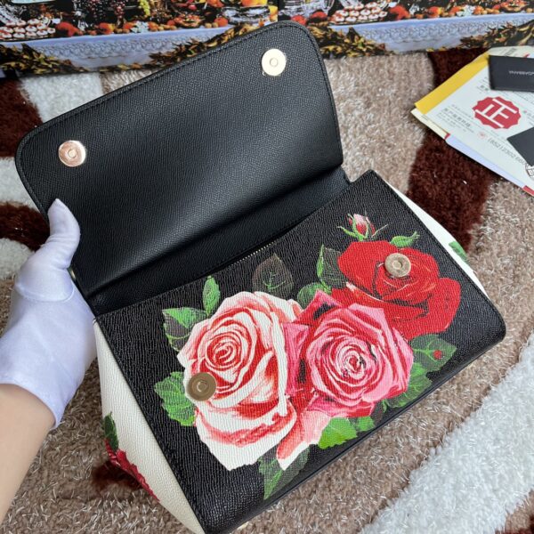 Dolce & Gabban Leather Print. Can be carried by strap or as a bag. Every time it is presented, there are always endless surprises of luxury.-25cm