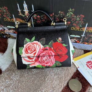 Dolce & Gabban Leather Print. Can be carried by strap or as a bag. Every time it is presented, there are always endless surprises of luxury.-25cm