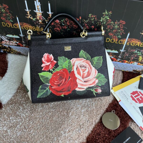 Dolce & Gabban Leather Print. Can be carried by strap or as a bag. Every time it is presented, there are always endless surprises of luxury.-25cm