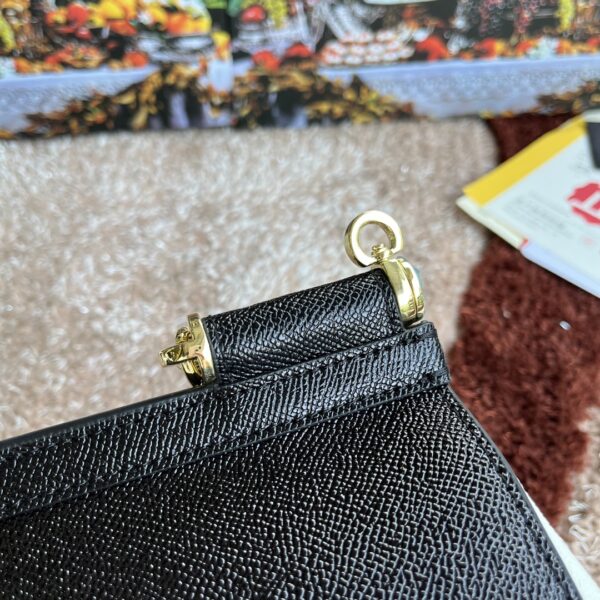 Dolce & Gabban Leather Print. Can be carried by strap or as a bag. Every time it is presented, there are always endless surprises of luxury.-25cm