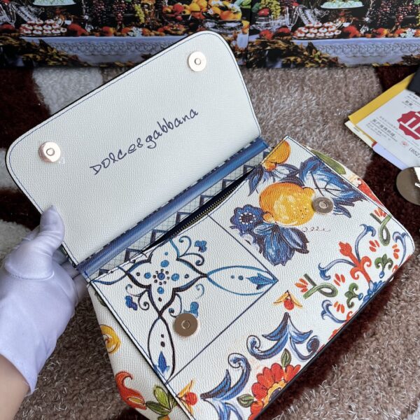 Dolce & Gabban Leather Print. Can be carried by strap or as a bag. Every time it is presented, there are always endless surprises of luxury.-25cm