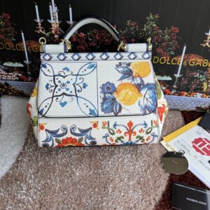 Dolce & Gabban Leather Print. Can be carried by strap or as a bag. Every time it is presented, there are always endless surprises of luxury.-25cm