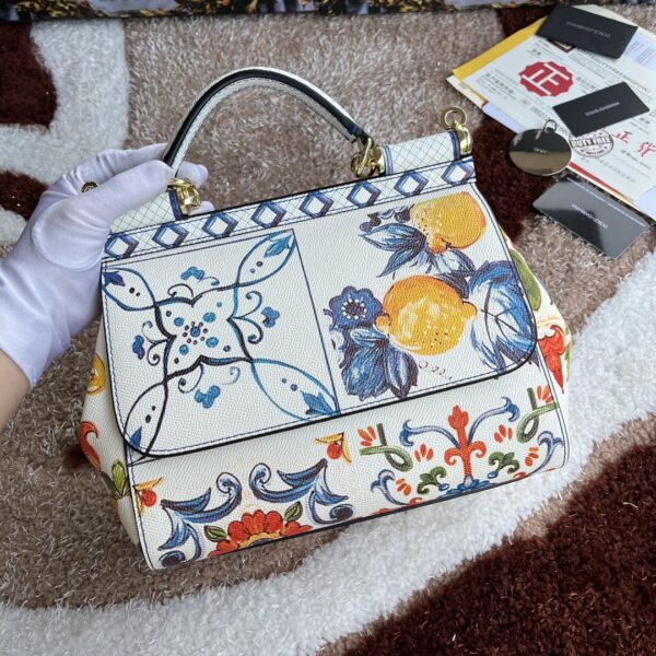 Dolce & Gabban Leather Print. Can be carried by strap or as a bag. Every time it is presented, there are always endless surprises of luxury.-25cm
