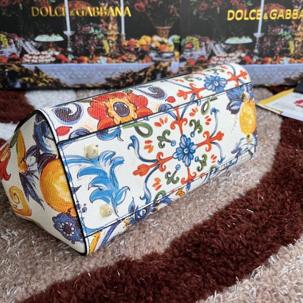 Dolce & Gabban Leather Print. Can be carried by strap or as a bag. Every time it is presented, there are always endless surprises of luxury.-25cm