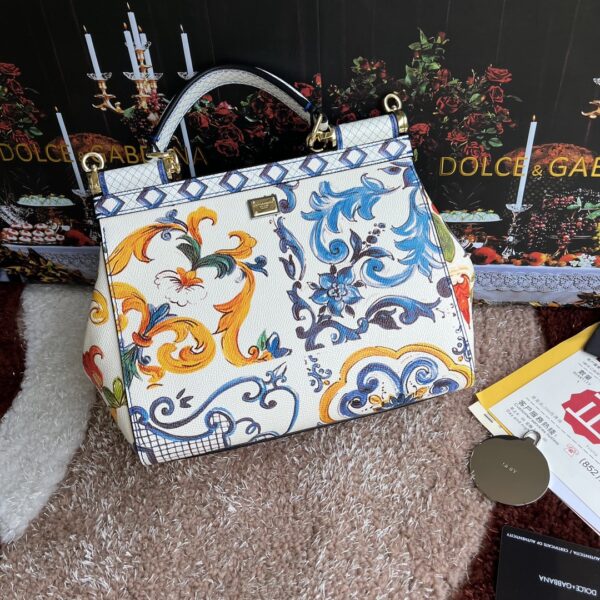 Dolce & Gabban Leather Print. Can be carried by strap or as a bag. Every time it is presented, there are always endless surprises of luxury.-25cm