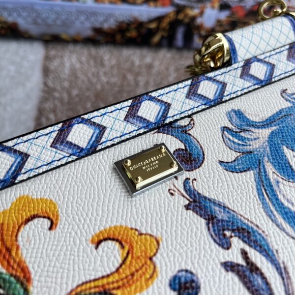 Dolce & Gabban Leather Print. Can be carried by strap or as a bag. Every time it is presented, there are always endless surprises of luxury.-25cm