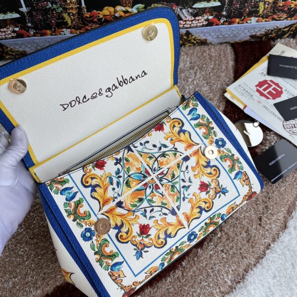 Dolce & Gabban Leather Print. Can be carried by strap or as a bag. Every time it is presented, there are always endless surprises of luxury.-25cm