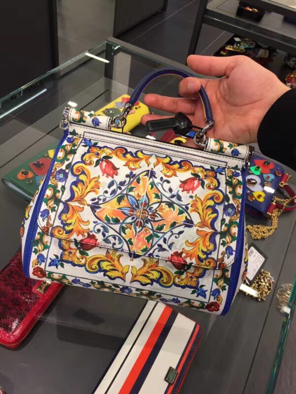 Dolce & Gabban Leather Print. Can be carried by strap or as a bag. Every time it is presented, there are always endless surprises of luxury.-25cm