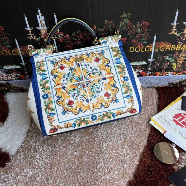 Dolce & Gabban Leather Print. Can be carried by strap or as a bag. Every time it is presented, there are always endless surprises of luxury.-25cm