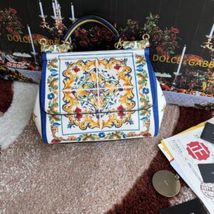 Dolce & Gabban Leather Print. Can be carried by strap or as a bag. Every time it is presented, there are always endless surprises of luxury.-25cm