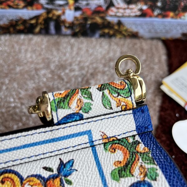 Dolce & Gabban Leather Print. Can be carried by strap or as a bag. Every time it is presented, there are always endless surprises of luxury.-25cm