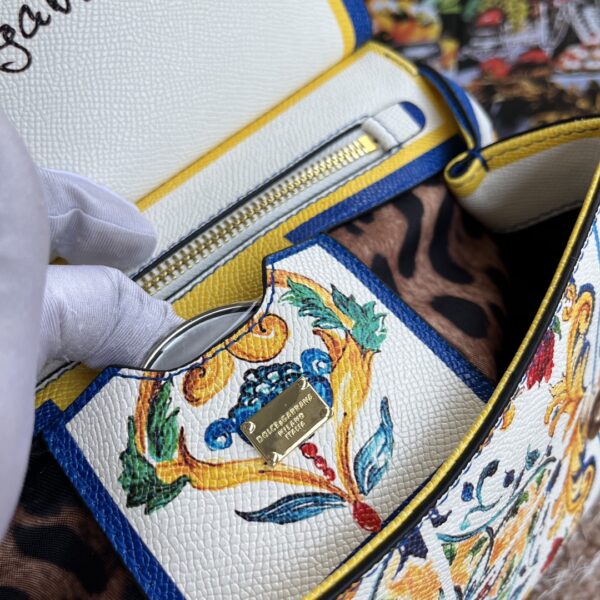 Dolce & Gabban Leather Print. Can be carried by strap or as a bag. Every time it is presented, there are always endless surprises of luxury.-25cm