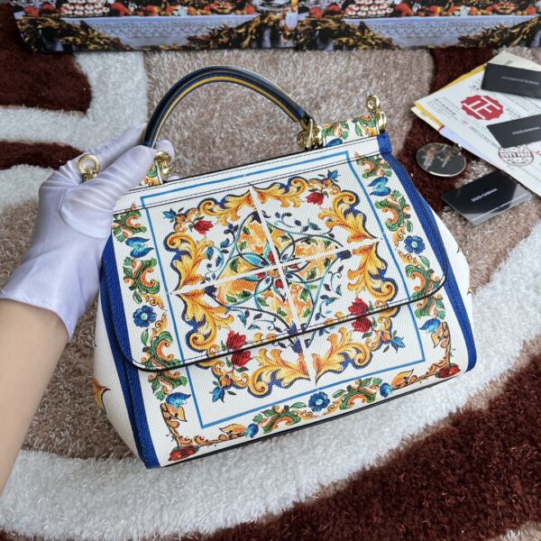 Dolce & Gabban Leather Print. Can be carried by strap or as a bag. Every time it is presented, there are always endless surprises of luxury.-25cm