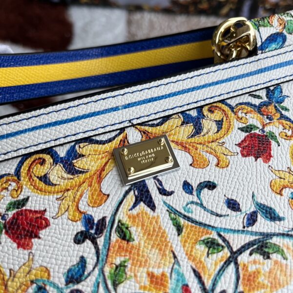 Dolce & Gabban Leather Print. Can be carried by strap or as a bag. Every time it is presented, there are always endless surprises of luxury.-25cm
