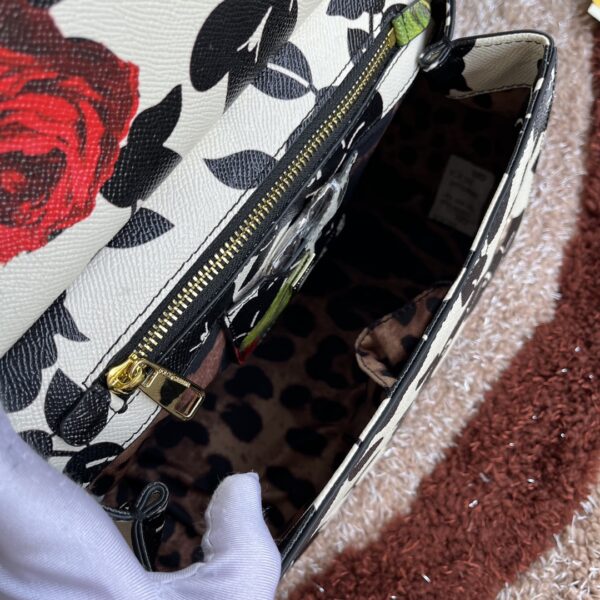 Dolce & Gabban Leather Print. Can be carried by strap or as a bag. Every time it is presented, there are always endless surprises of luxury.-25cm