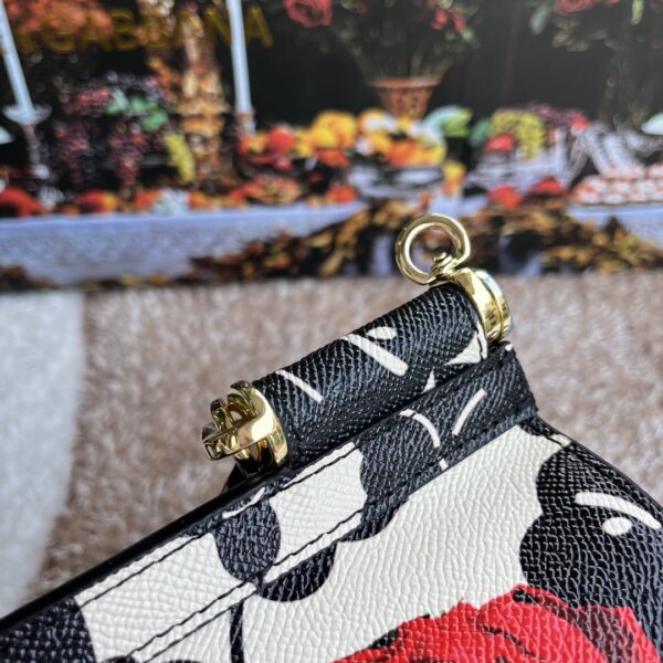 Dolce & Gabban Leather Print. Can be carried by strap or as a bag. Every time it is presented, there are always endless surprises of luxury.-25cm