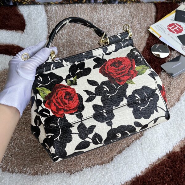 Dolce & Gabban Leather Print. Can be carried by strap or as a bag. Every time it is presented, there are always endless surprises of luxury.-25cm