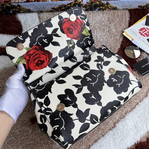 Dolce & Gabban Leather Print. Can be carried by strap or as a bag. Every time it is presented, there are always endless surprises of luxury.-25cm